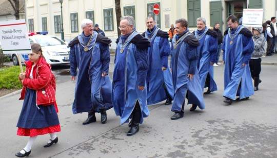 Lovagi start a Százéves Cukrászdától