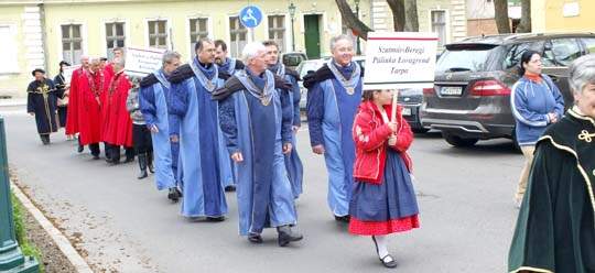 Lovagrendek felvonulása Gyulán